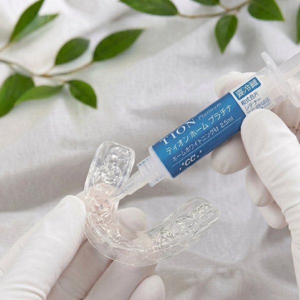 ホームホワイトニングジェルのティオン ホーム プラチナをホワイトニングマウスピースに注入する女性